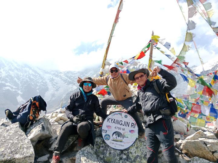 Langtang Gosaikunda trek with clients